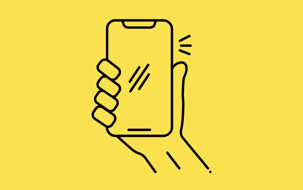 Mano sujetando un smartphone, representando pruebas visuales A/B en App Store Optimization (ASO)