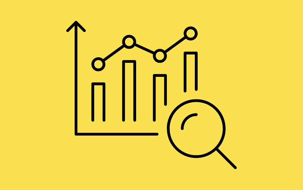 Gráfico de crecimiento con lupa, simbolizando cómo marketing, producto y data alineados generan resultados medibles en 2025