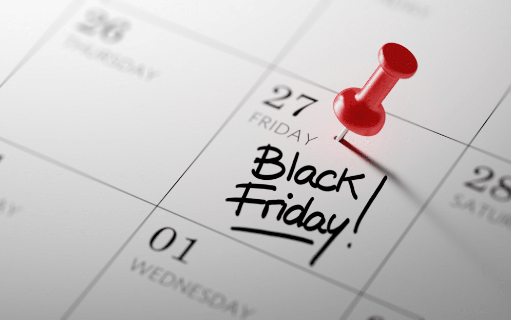 Calendario con una chincheta roja marcando la fecha de Black Friday para la planificación de estrategia de apps